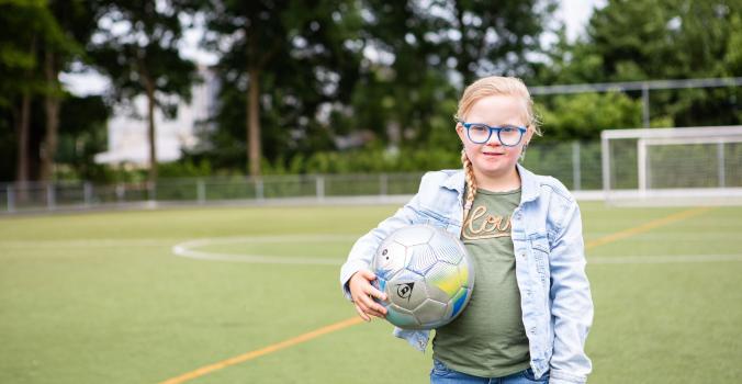 Lotte met een bal in haar handen