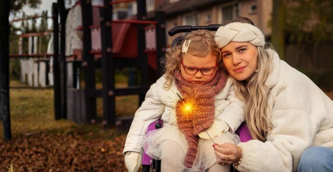 Minthe en haar moeder voor een ontoegankelijke speeltuin