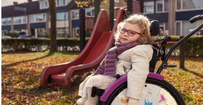 Minthe in een rolstoel voor de speeltuin