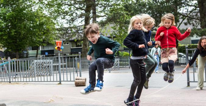Tobias aan het spelen op het schoolplein samen met andere kinderen