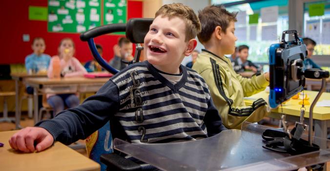 Jongetje in een rolstoel in een klaslokaal