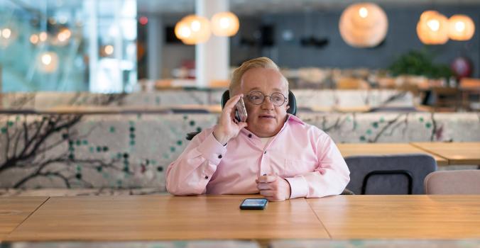Rick Brink aan het telefoneren
