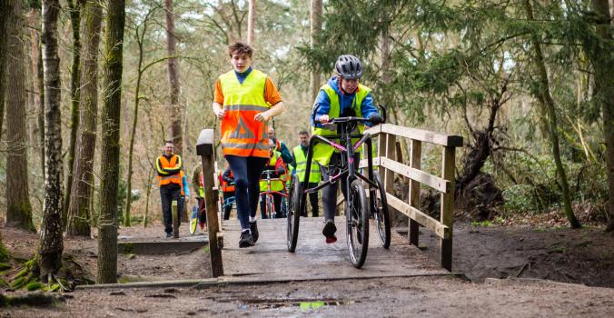 Kinderen met en zonder handicap rennen samen