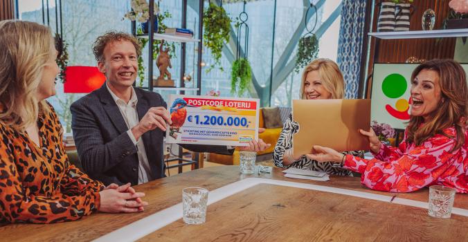 Henk-Willem Laan ontvangt cheque van de Postcode Loterij