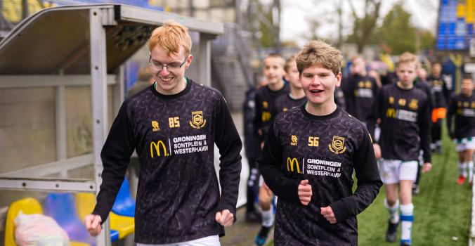 Niels samen met zijn teamgenoten aan het rennen
