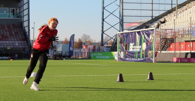 Meisje aan het voetballen | Bijzondere Eredivisie Skillgames