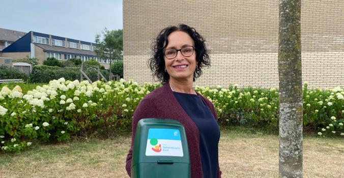 Gonnie Aartsen met een collectebus