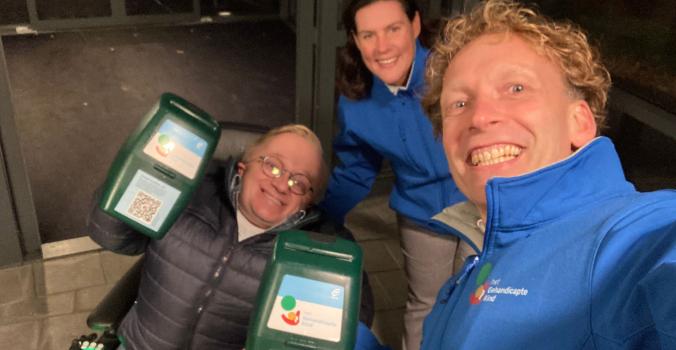 Rick, Henk Willem en Isabella met collectebussen in hun handen 
