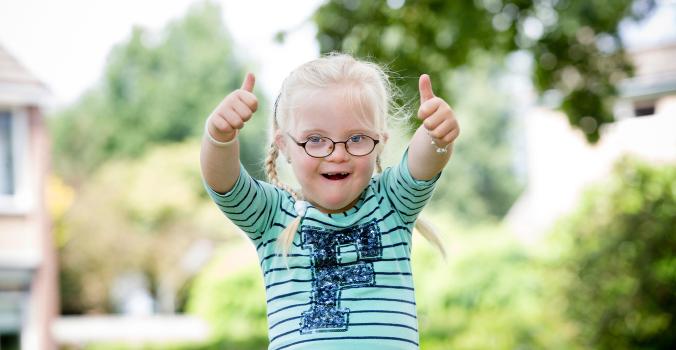 Lotte met haar duimen omhoog | collecte