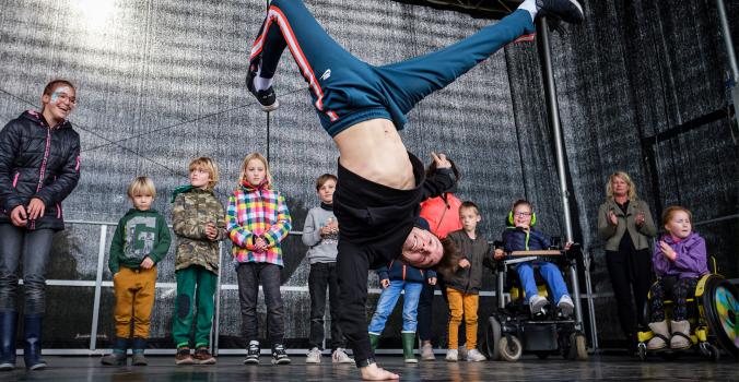 Redo aan het breakdancen samen met kinderen met een beperking