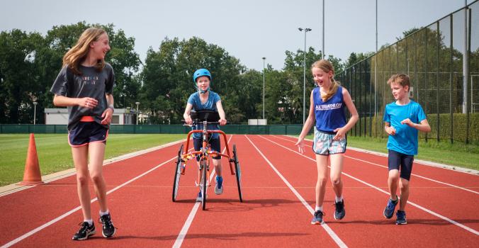 Fleur op de runningframe aan het rennen samen met haar broertje en nichtjes | Frame Running