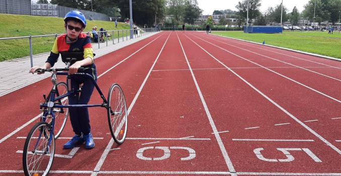 Teije op zijn runningframe op de atletiekbaan