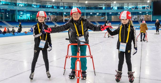 Kinderen met en zonder handicap schaatsen samen