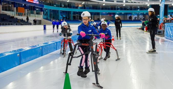 Kinderen aan het frameschaatsen