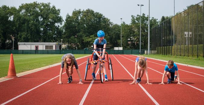 Fleur op haar runningframe en haar broertje en nichtjes aan het rennen