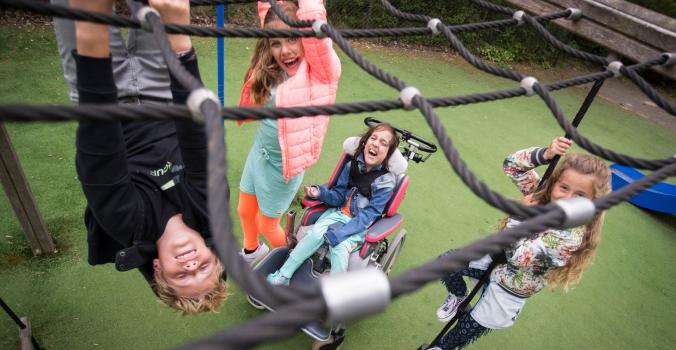 Kinderen zonder handicap spelen samen met een kind met een handicap