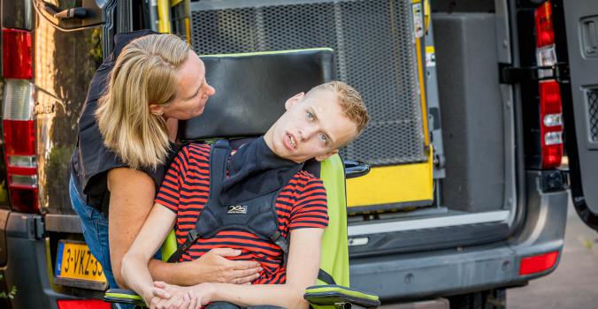 Jarno zit in een rolstoel