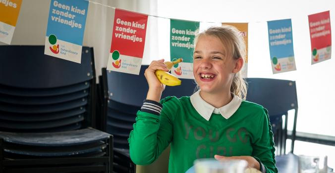 Sijtje met een banaan als telefoon | Kinderraad