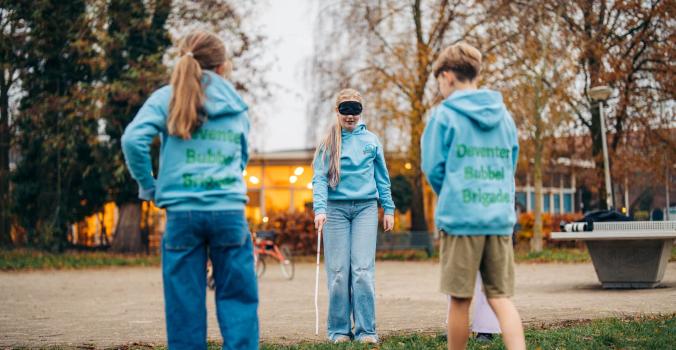 Kinderen van de Bubbel Brigade testen hoe het is om blind te zijn