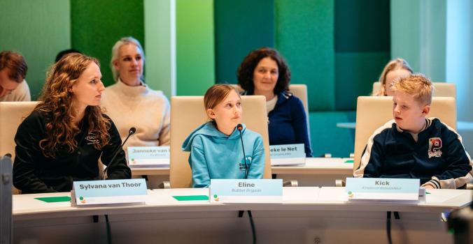 Kinderen nemen deel aan het debat in Deventer