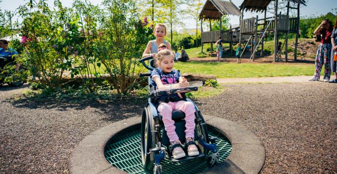 Twee kinderen samen aan het spelen