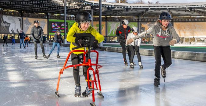 Hidde aan het schaatsen op een frame