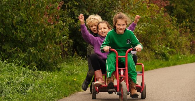 Kinderen op een step samen aan het spelen