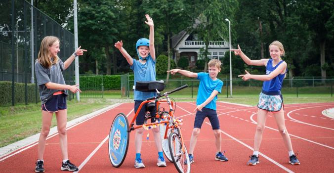Fleur en haar vrienden op de atletiekbaan