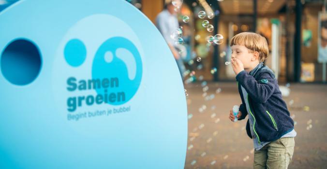 Jongetje bij de bubbelkar aan het bellenblazen