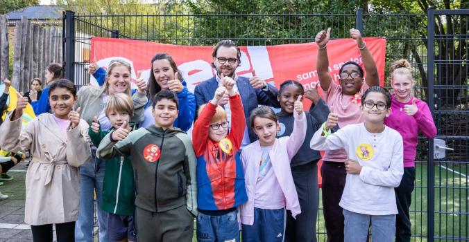 Kinderen van basisschool Henricus en Visio samen met Daan de Kort