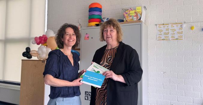 Programma manager Samen Leren Maartje overhandigt een kaartje ter ere van de opening van de eerste Samen naar School klas in Zeeland aan oprichtster Mary