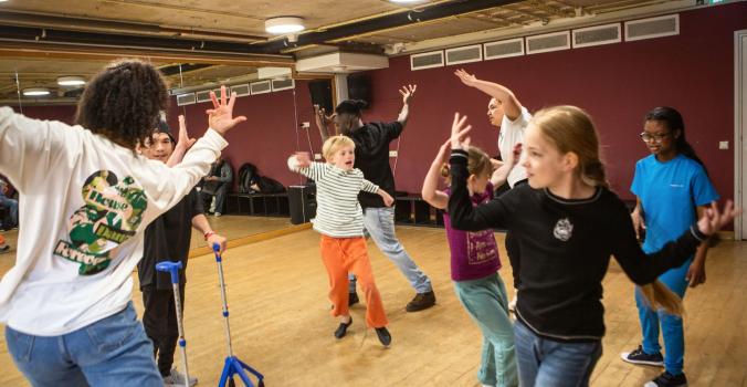 Kinderen samen aan het dansen