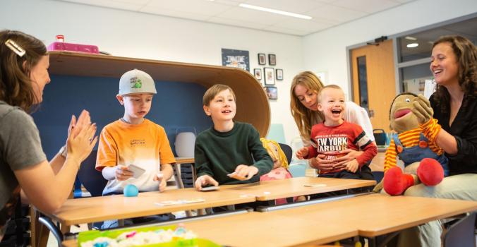 Kinderen oefenen gebaren in een Samen naar School klas