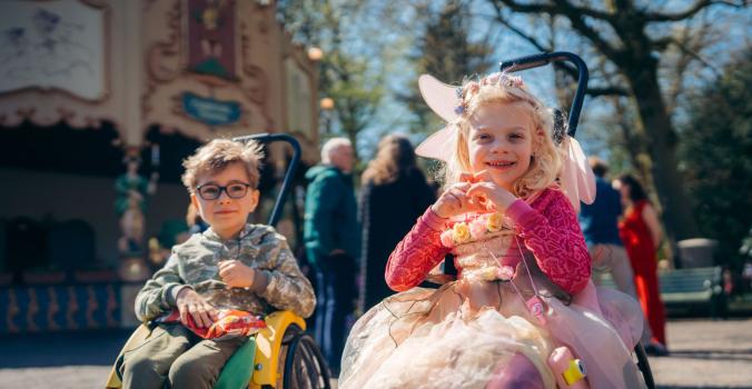 Twee kinderen in een rolstoel in de Efteling
