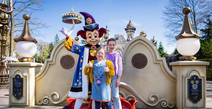 Pien en haar vriendin samen met Pardoes in de Efteling