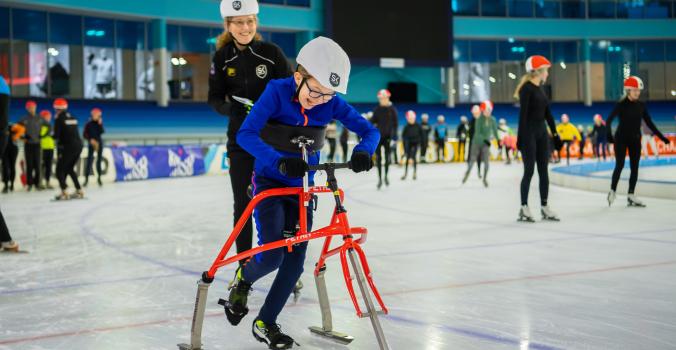 Bram op het schaatsframe | Frame Schaatsen