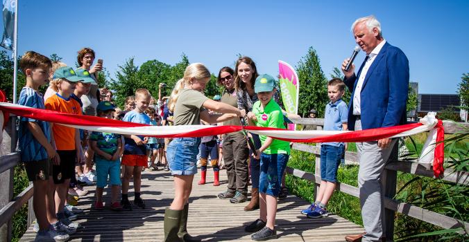 Joel knipt lintje door | Opening de Speelnatuur van OERRR