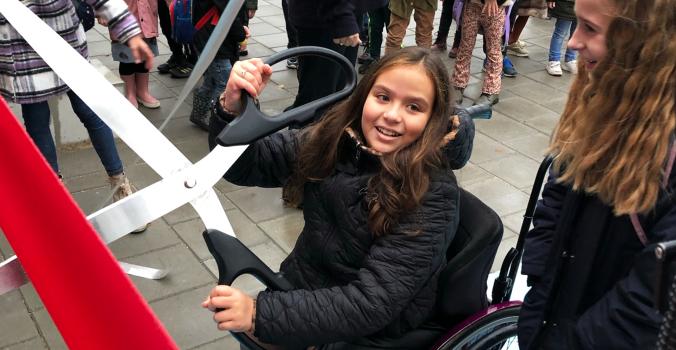 Pauline knipt met een grote schaar een lint door