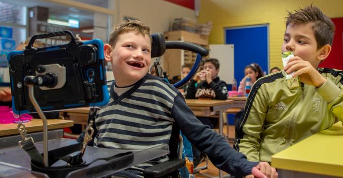 Jongen met beperking in een Samen naar School klas