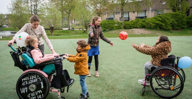 Kinderen met en zonder beperking samen aan het spelen | Samen speeltips