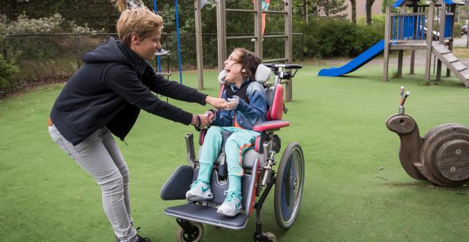 Elin samen aan het spelen met een jongen | SamenSpeelFonds