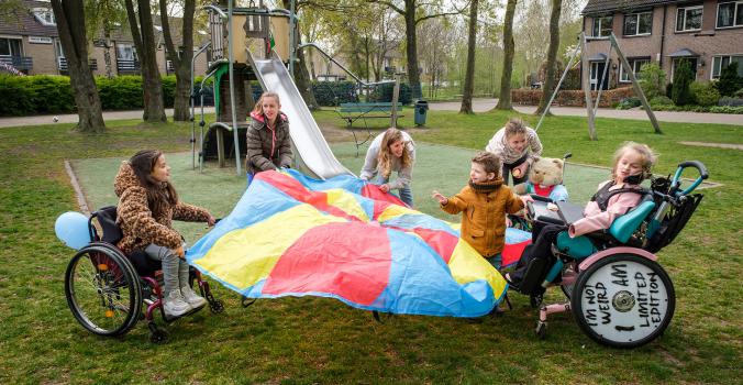 Kinderen met een beperking aan het spelen met een groot doek | Samenspeeldagen