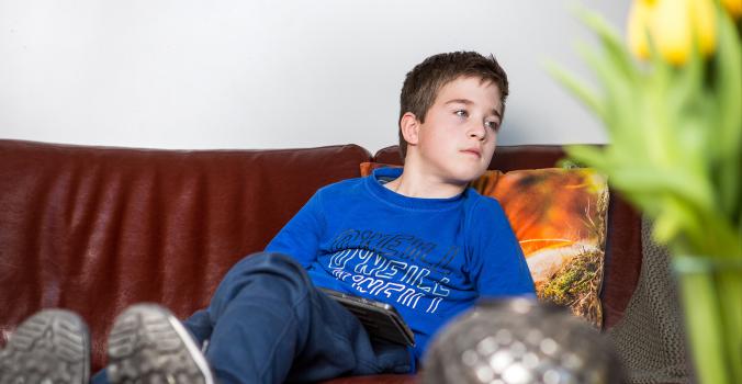 Thijmen zit op de bank