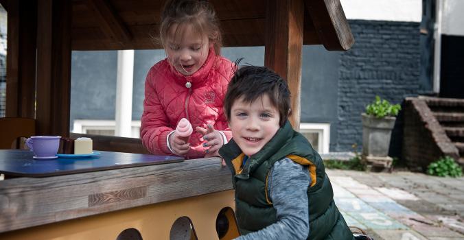 Jongen en meisje bij een speelhuisje | toegankelijke speelplekken