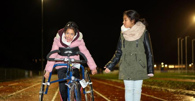 Twee kinderen aan het rennen een op een runningframe