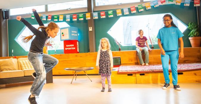 Kinderen met en zonder handicap tijdens de cursus Samen Dansen