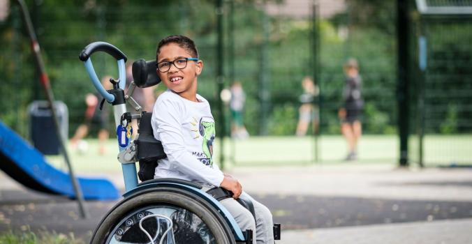 Jayden in zijn rolstoel die niet mee kan spelen in de speeltuin