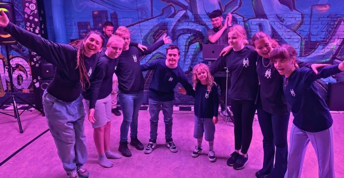 Marijn samen met zijn zusje en de andere dansers tijdens de breakdance les