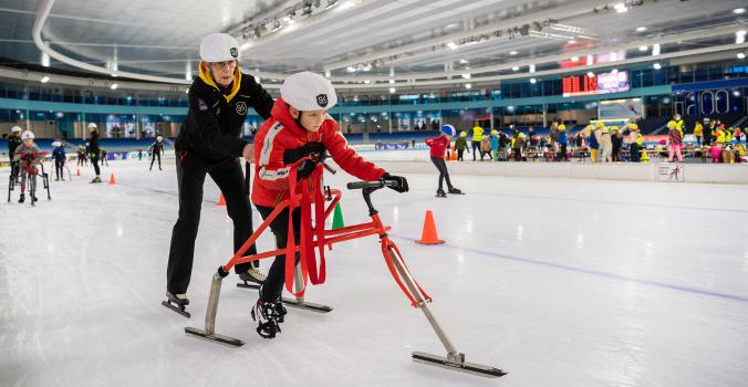 Martin op het schaatsframe | Frame Schaatsen