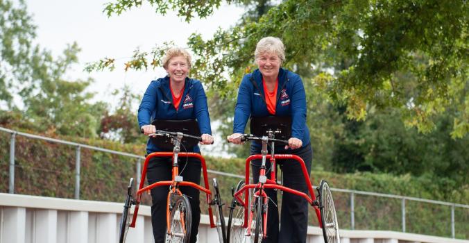 Henriette en Petra, beide op een runningframe